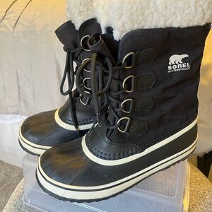 Sorel Black and White Insulated Boots Womens 7.5 worn once
